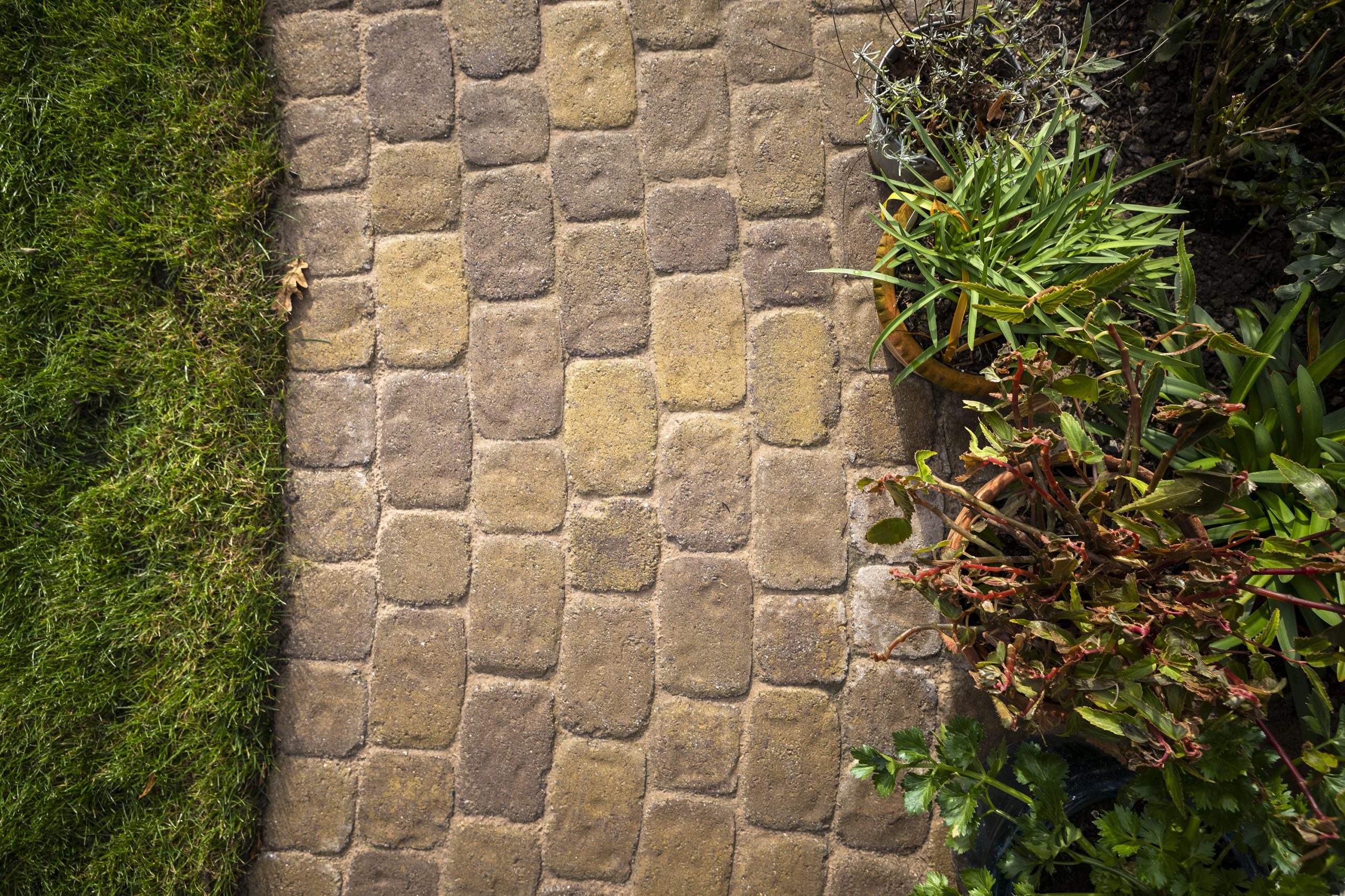 Aura Bronze Fleck | Cobbled Pavers | block paving | paving block | concrete blocks | pavers near me | grey paving blocks | charcoal block paving | paver companies near me
