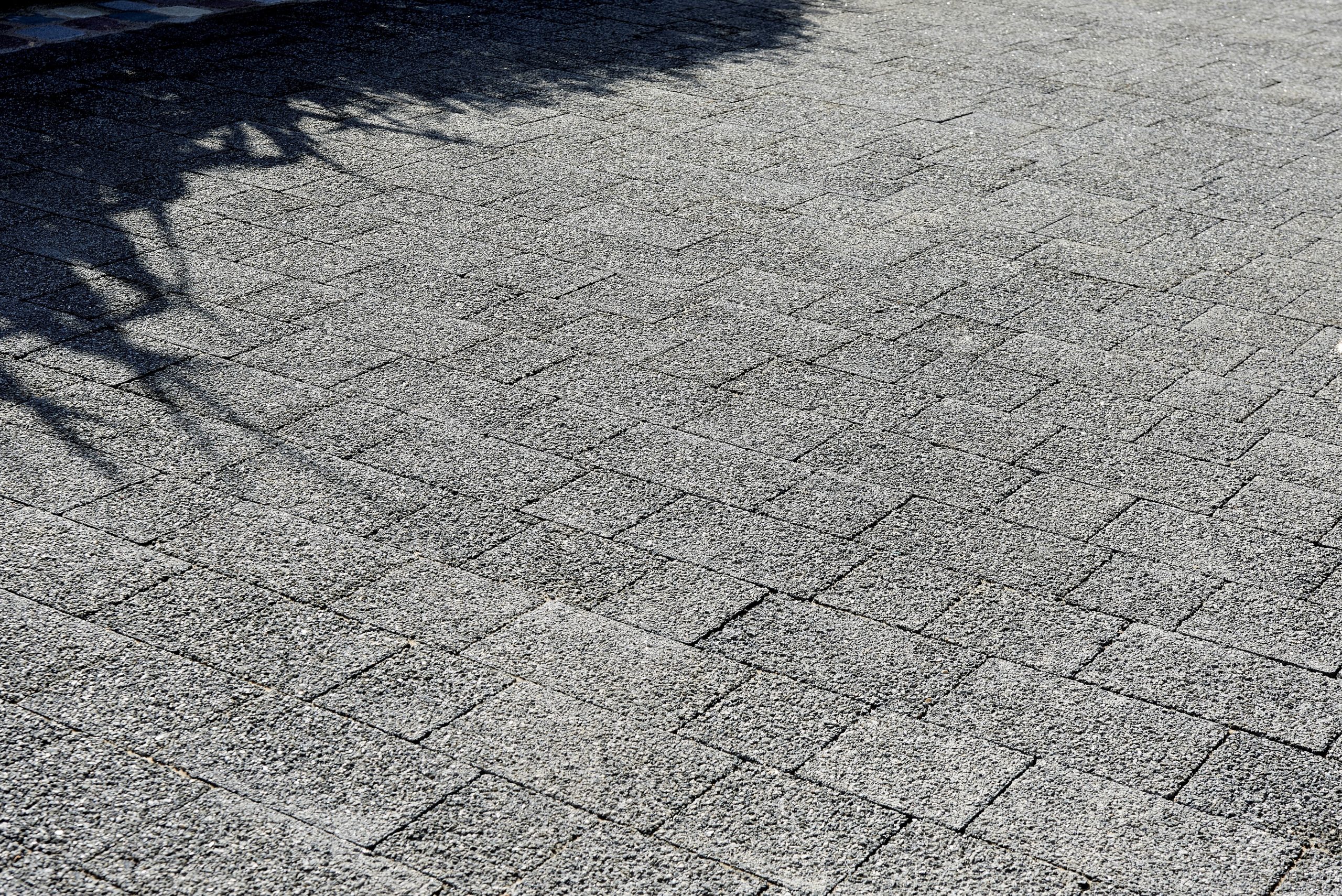 Invicta Onyx | Block Paving | Starbucks | Grey Paving | Invicta Granite pavers | Silver Pavers | Mixed size paving | Premium blocks | Commercial Paving | Granite Pavers | Granites | Black Paving | Charcoal