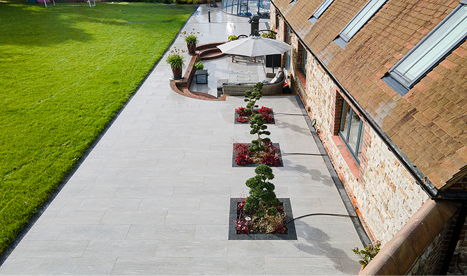 Elegante Quartz Greige and Invicta Onyx